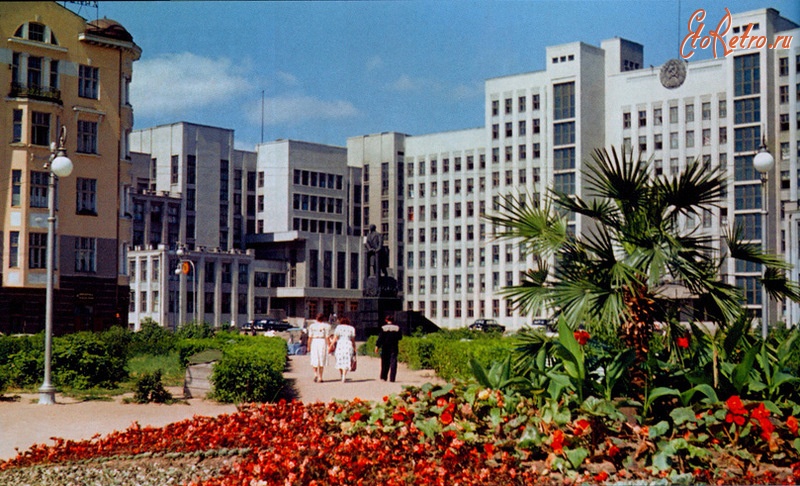 Минск - Площадь перед зданием Правительства в Минске: 1952 г.