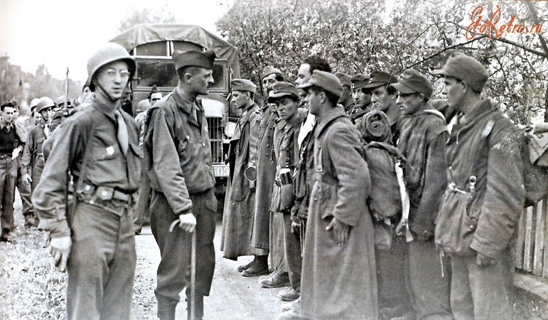 Войны (боевые действия) - Французы из частей СС и вермахта перед генералом Леклерком из «Свободной Франции»