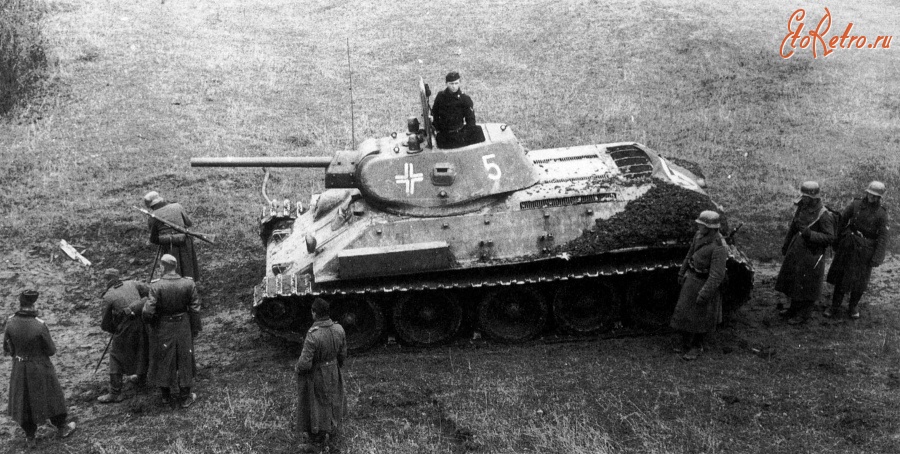 Войны (боевые действия) - Немецкие саперы разминируют дорогу перед трофейным Т-34. Осень 1941 года