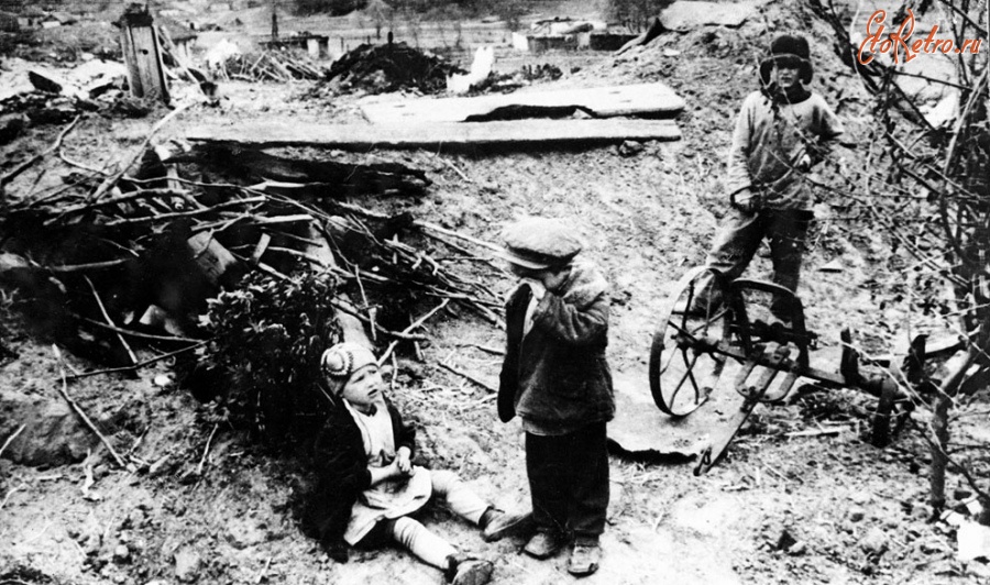 Войны (боевые действия) - Трое сирот на руинах своего дома, конец 1942 года.