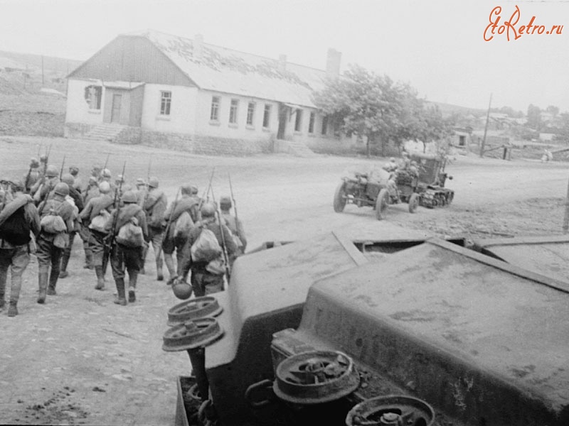 Войны (боевые действия) - Наши войска оставляют город Ирмино Харьковской области.