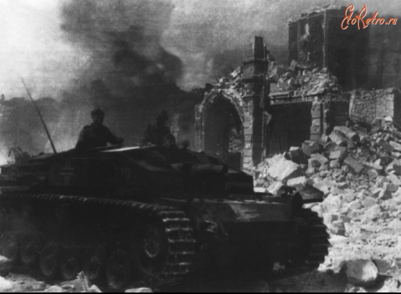 Войны (боевые действия) - Немецкое штурмовое орудие ведет огонь на улицах Севастополя.