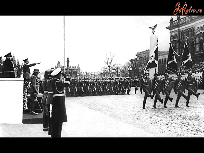 Войны (боевые действия) - Гитлер принимает парад вермахта. 1930-е гг.