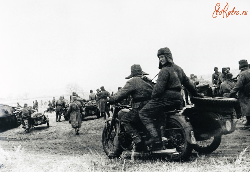 Войны (боевые действия) - Советская механизированная часть во время наступления под Сталинградом.