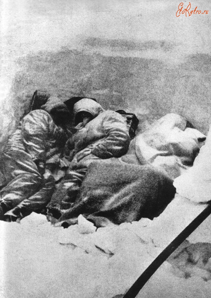 Войны (боевые действия) - Замёрзшие немецкие солдаты в снежном укрытии в Сталинграде. 1943 год.