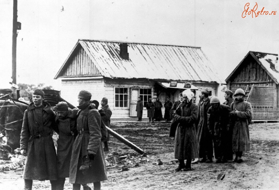 Войны (боевые действия) - Группа советских военнопленных в одном из населенных пунктов