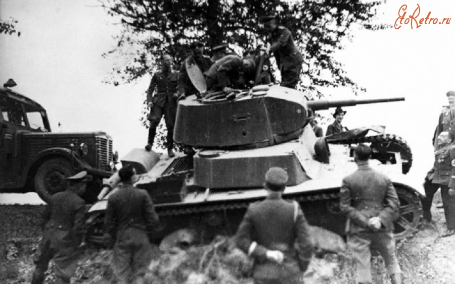 Войны (боевые действия) - Сотрудники министерства пропаганды III рейха осматривают захваченный советский легкий танк Т-26