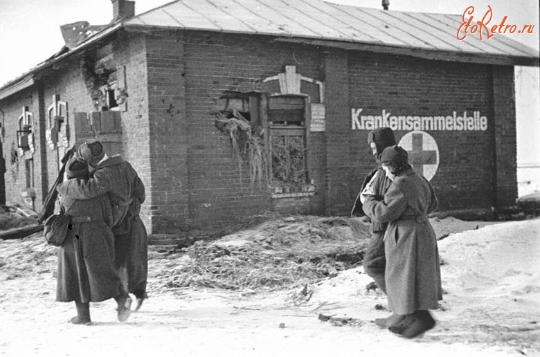 Войны (боевые действия) - Прибывшие раненые направляются в госпиталь, на стенах которого еще сохранилась немецкая надпись