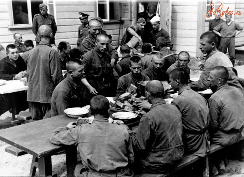 Войны (боевые действия) - Группа советских военнопленных за обедом