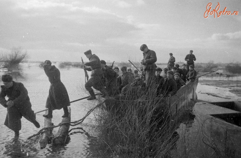 Войны (боевые действия) - Бойцы Красной Армии форсируют реку Одер