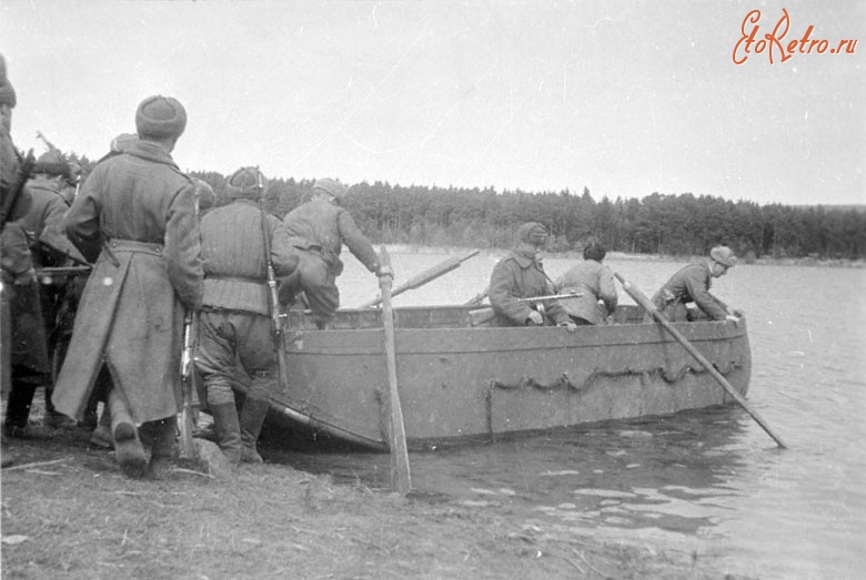 Войны (боевые действия) - Батальон Гвардии майора Мячина садится в лодку перед форсированием реки Одер