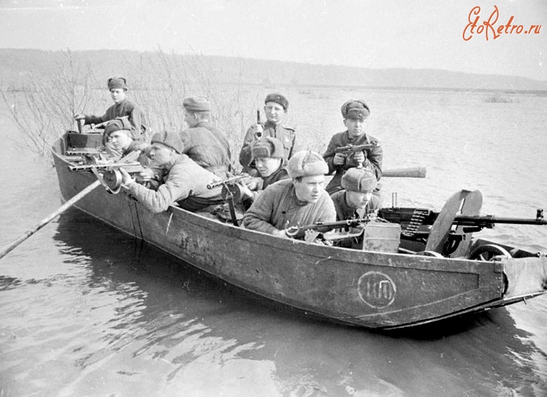 Войны (боевые действия) - Бойцы Гвардии младшего лейтенанта А.М. Шингалова переправляются на западный берег реки Одер