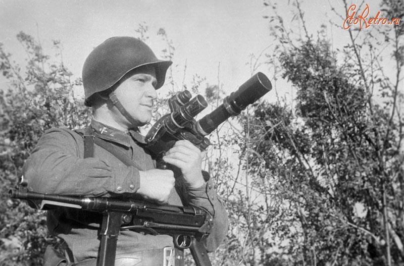Войны (боевые действия) - Кинооператор А.Г. Кричевский во время проведения киносъемки на одном из участков Западного фронта