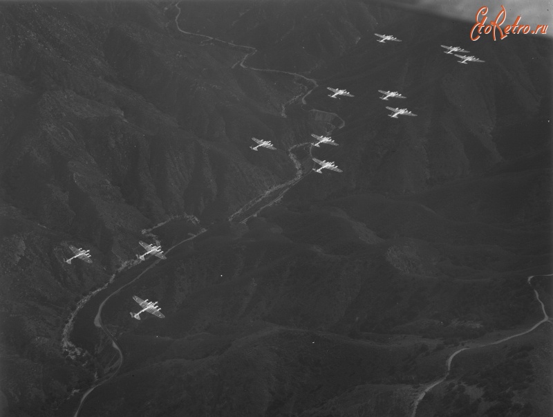 Войны (боевые действия) - Американские бомбардировщики В-17 в небе над Италией.