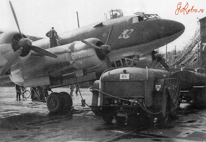 Войны (боевые действия) - Заправка немецкого бомбардировщика Fw.200 Condor перед атлантическим патрулем.