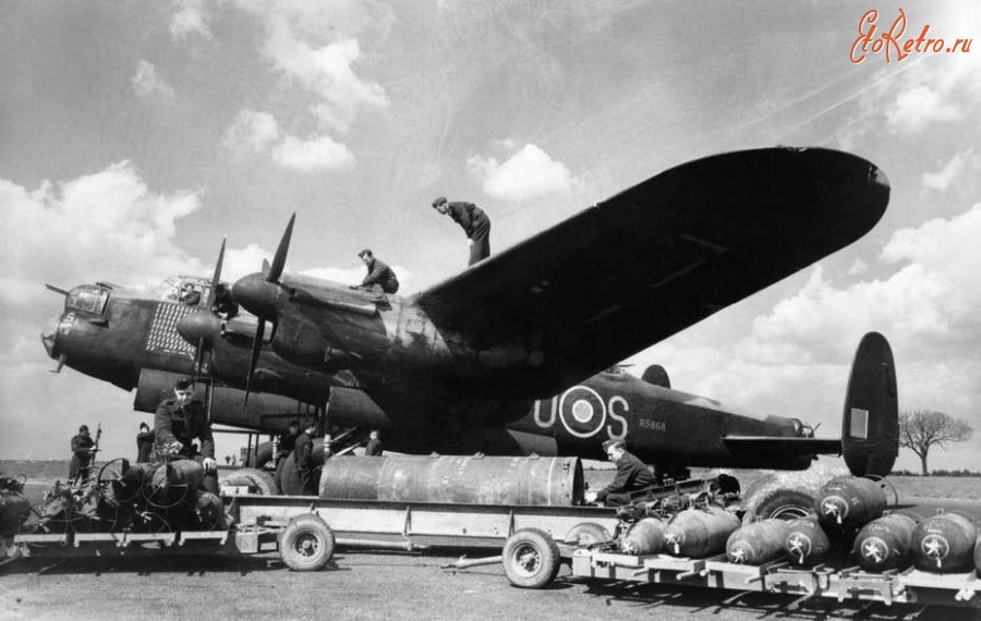 Войны (боевые действия) - Бомбардировщик Avro Lancaster готовится к своему 97-му боевому вылету
