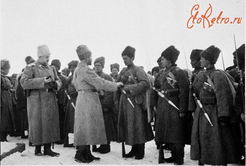 Войны (боевые действия) - Николай II вручает Георгиевские награды казакам 6-го Кубанского пластунского батальона.