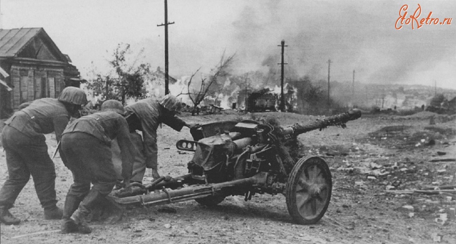 Войны (боевые действия) - Немецкие артиллеристы разворачивают противотанковую пушку PaK 38 в бою на окраине Сталинграда