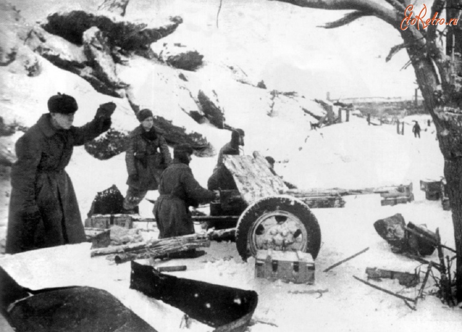 Войны (боевые действия) - Советские солдаты ведут огонь из 45-мм противотанковой пушки образца 1937 года 53-К по немецким позициям на берегу Волги в Сталинграде