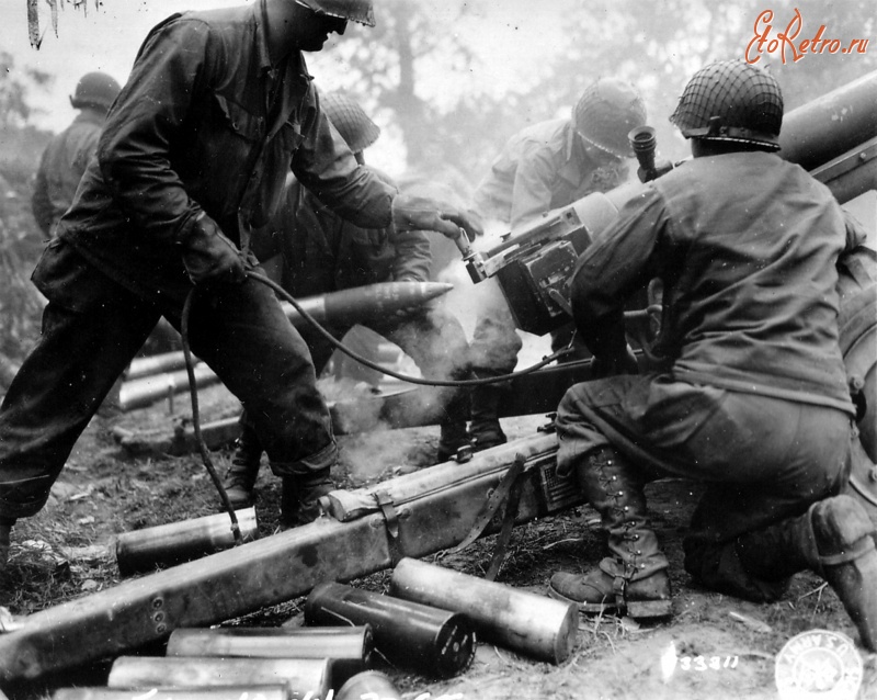 Войны (боевые действия) - Артиллеристы одного из пехотных полков американской 4-й пехотной дивизии ведут огонь из 105-мм гаубицы M3