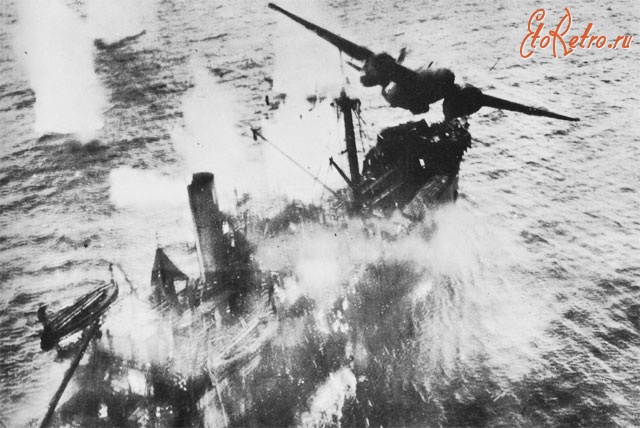 Войны (боевые действия) - Американский бомбардировщик А-20 топит японский транспорт у берегов Новой Гвинеи