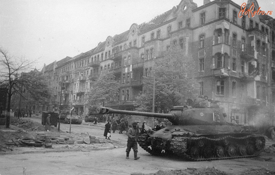 Войны (боевые действия) - Советские тяжелые танки ИС-2 в Берлине