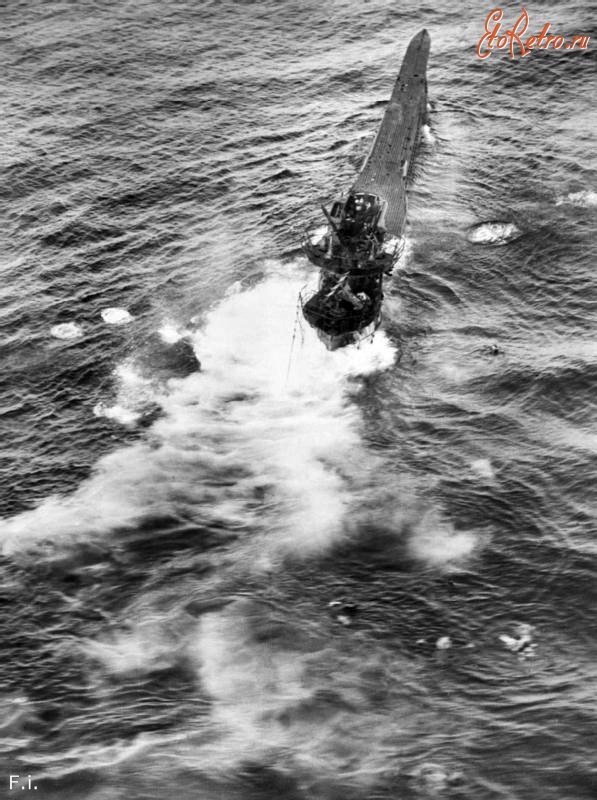 Войны (боевые действия) - Тонущая немецкая подлодка U 426 атакованная австралийской  летающей лодкой 