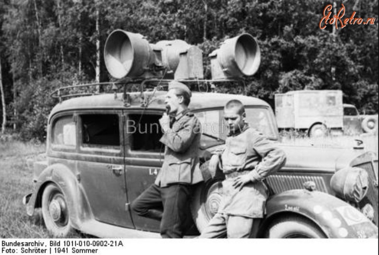 Войны (боевые действия) - Немецкий солдат отдаёт указания советским военнопленным