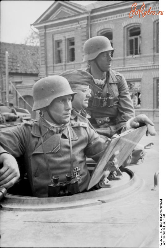 Войны (боевые действия) - Немецкие солдаты передвигаются на бронетранспортёре по Латвии