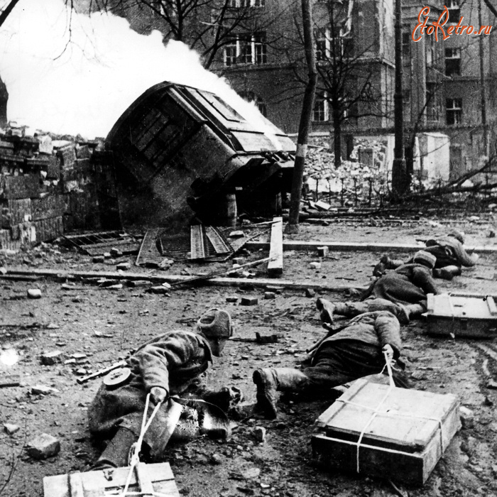 Войны (боевые действия) - Штурмовая группа саперов с ящиками со   взрывчаткой  для  подрыва дома занятого немцами