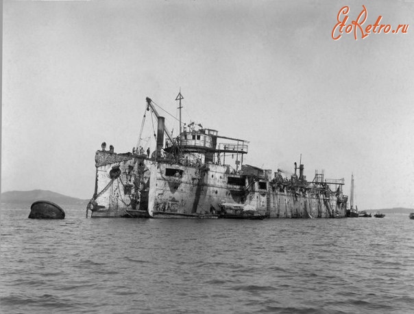 Корабли - Японцы подымают бывший русский крейсер 