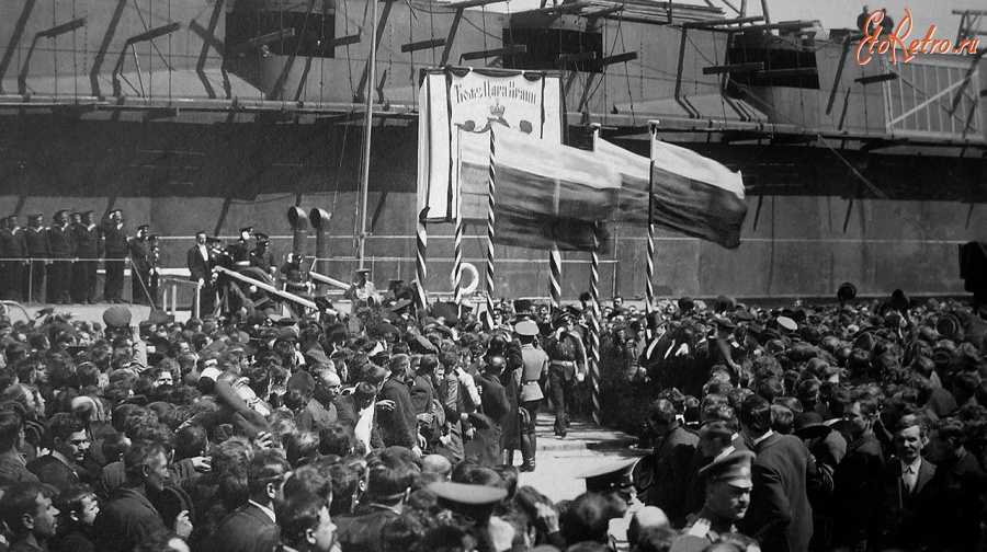 Корабли - Император Николай II сходит с вступающей в строй подводной лодки 