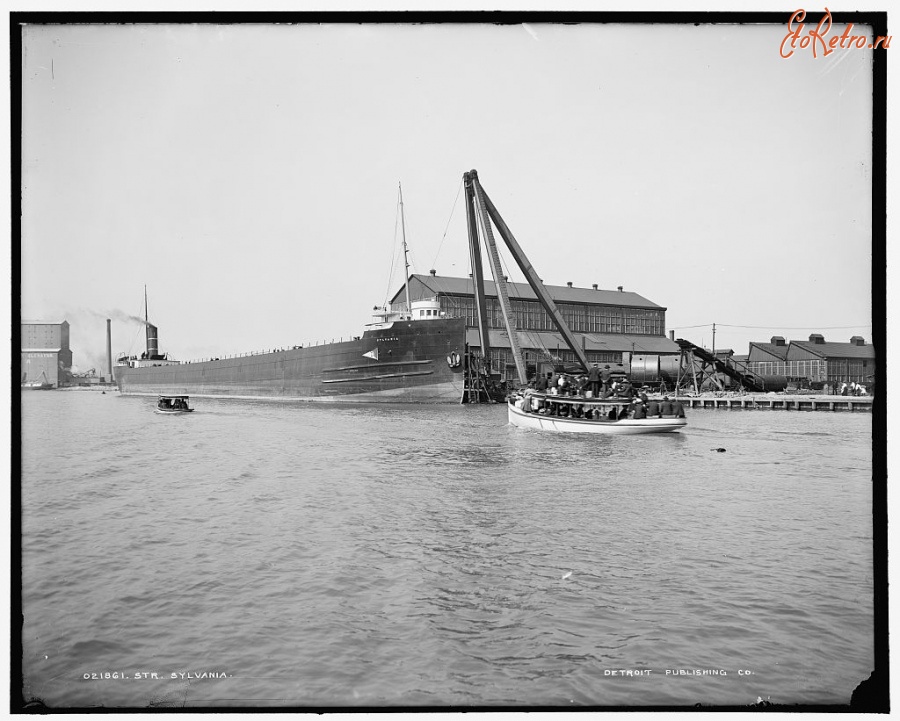 Корабли - Озёрное грузовое судно Сильвания у причала
