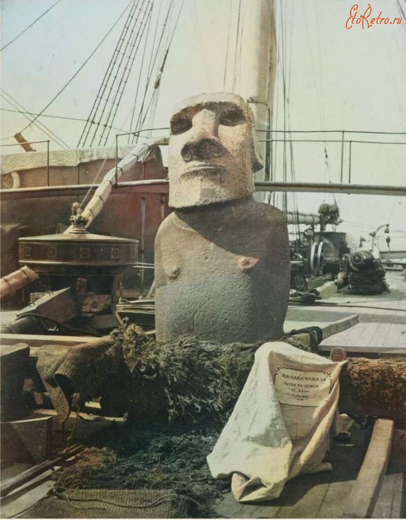 Корабли - Статуя с острова Пасхи на борту корабля