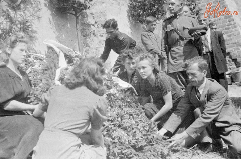 Люблин - Возложение венков на могилы жертв немецкого концентрационного лагеря Майданек