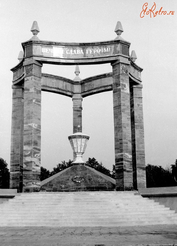 Вроцлав - Памятник на кладбище в Бреслау бойцам и офицерам Красной Армии, погибшим в боях за освобождение города