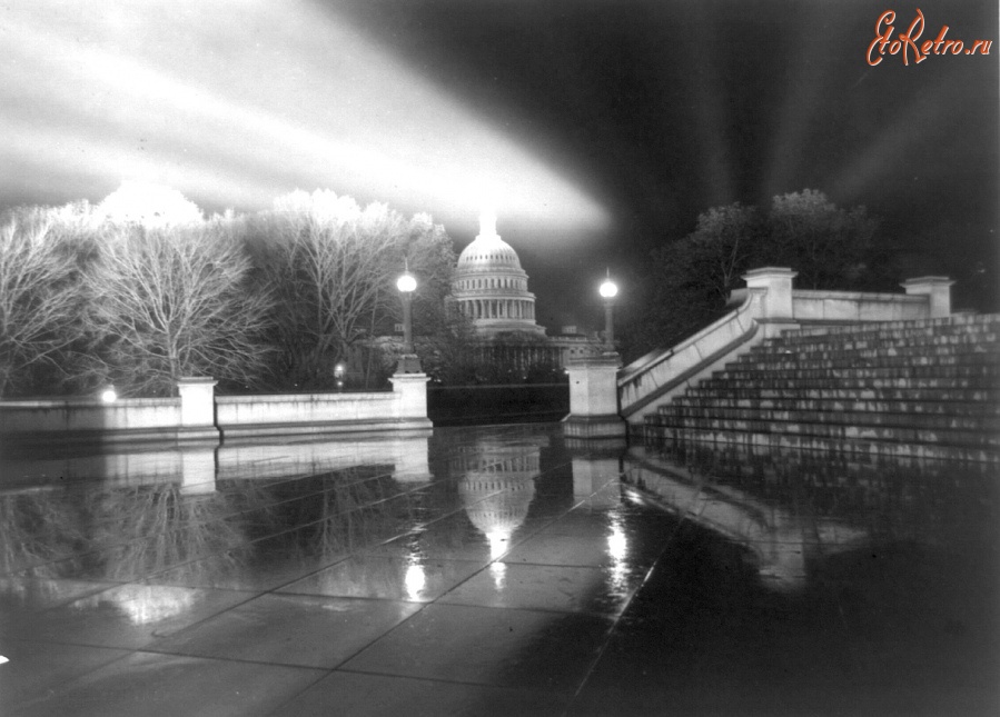 Вашингтон - Night view in rain of Capitol taken from steps Neptune Plaza США , Вашингтон (округ Колумбия)