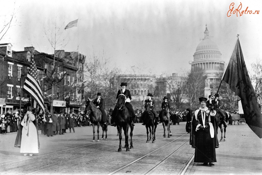 Вашингтон - Суфражистки во главе парада маршируют по Пенсильвания-авеню. 3 марта 1913 года США , Вашингтон (округ Колумбия)