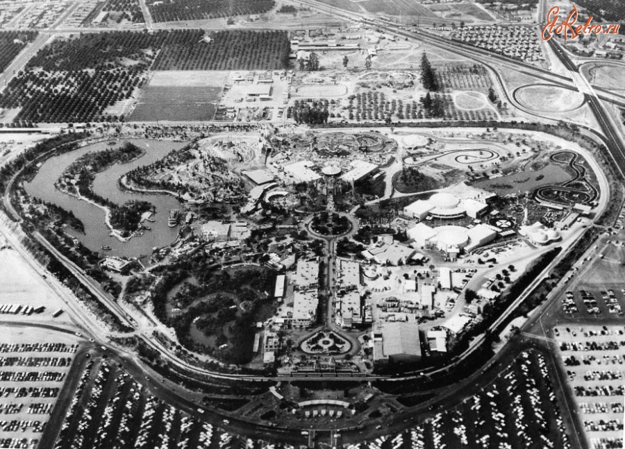 Лос-Анджелес - Disneyland aerial view in 1956 США , Калифорния