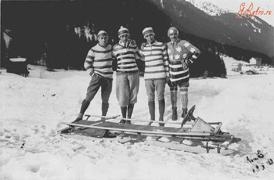 Спорт - Первая зимняя Олимпиада в 1924 году в Шамони, Франция. Бобслеисты – участники игр.