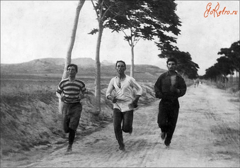 Спорт - Бегуны-марафонцы во время первых современных Олимпийских игр в Афинах, 1896 год.