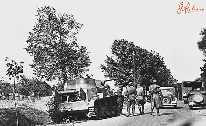 Военная техника - Немецкие солдаты возле польского танка 7ТР, брошенного на обочине дороги. Польша, сентябрь 1939 года
