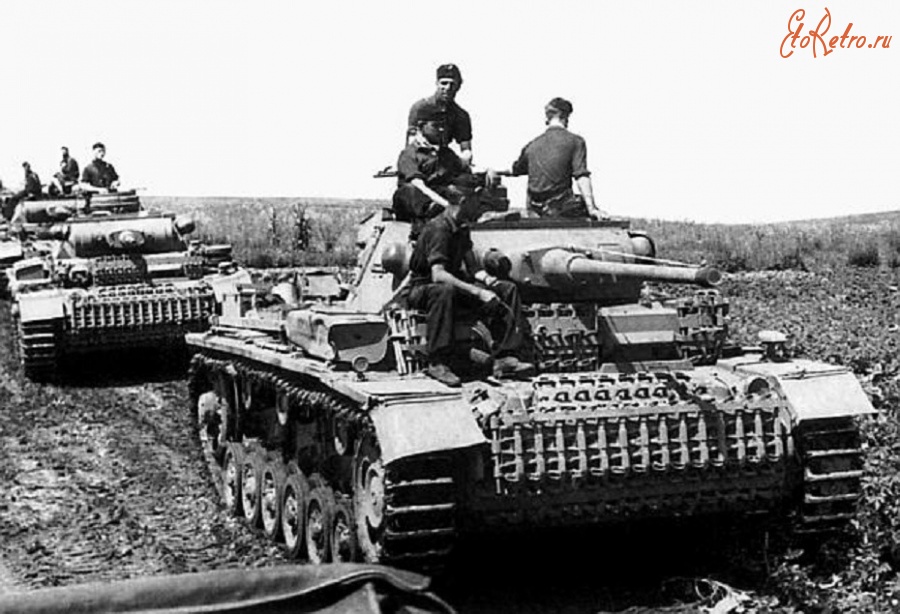 Военная техника - Колонна танков Pz.III 23-й танковой дивизии Вермахта на марше. Район Россоши, июль 1942 года