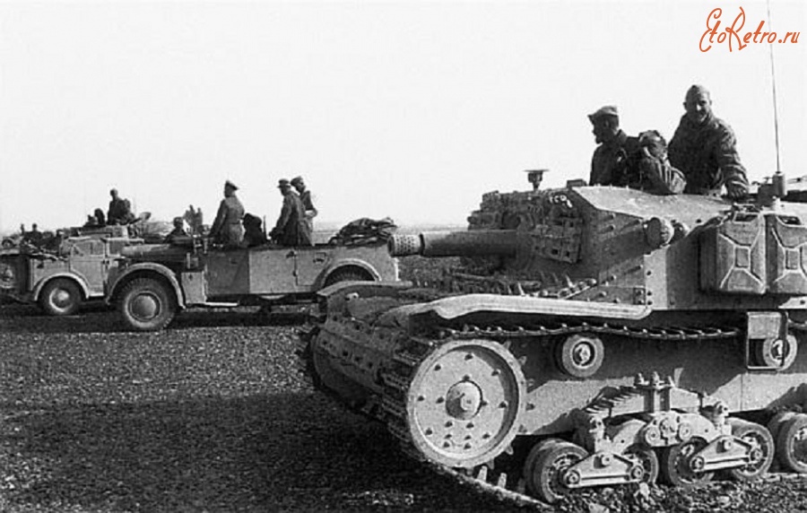 Военная техника - Немецкие и итальянские подразделения перед атакой. На переднем плане – САУ «Земовенте». 1942 год