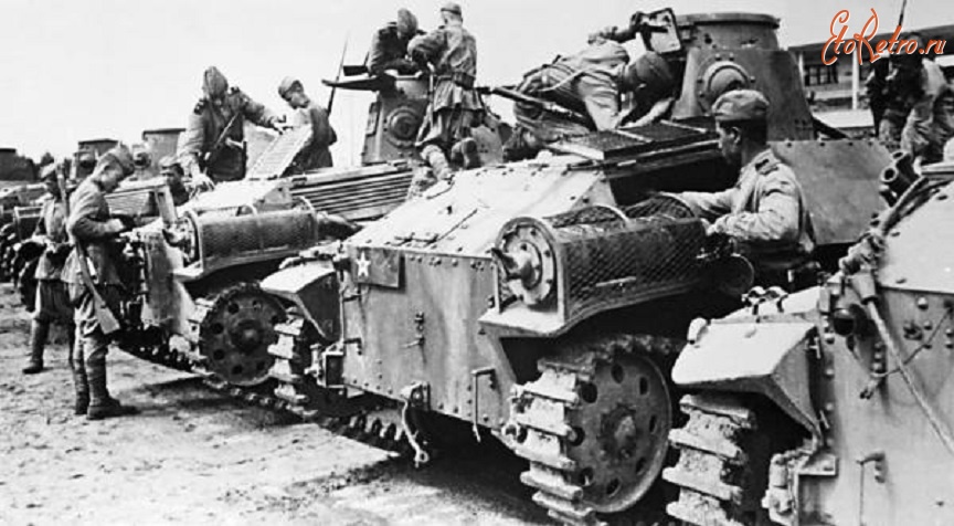 Военная техника - Красноармейцы осматривают трофейные японские легкие танки «Ха-го». Маньчжурия, август 1945 года