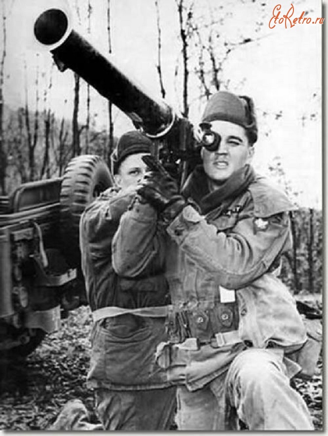 Военная техника - Элвис Пресли с базукой в армии США. 1958 г.