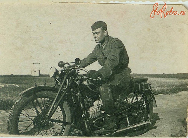 Военная техника - Советский тяжелый мотоцикл М-72.
