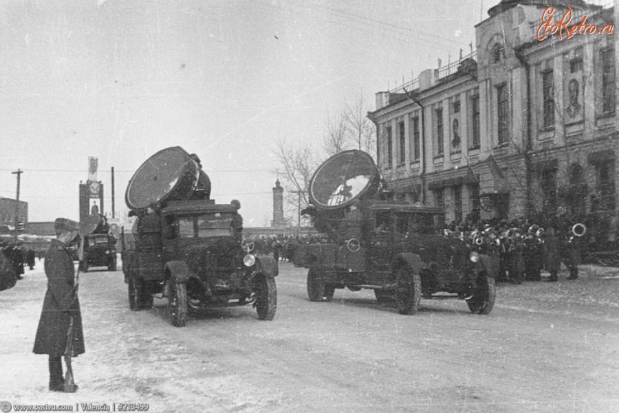 Военная техника - Прожекторные установки З-15-4Б Омского зенитно-прожекторного училища на параде 7 ноября 1945г.,Омск