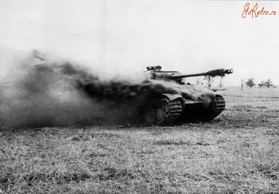 Военная техника - Горит подбитый немецкий танк Pz.Kpfw. V Ausf. G «Пантера». 3-й Белорусский фронт.