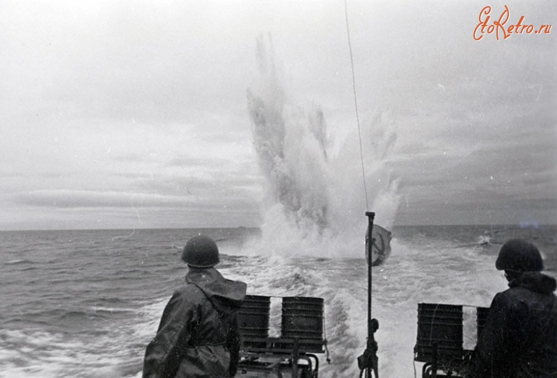 Военная техника - Катер «морской охотник» Северного флота атакует глубинными бомбами вражескую подводную лодку